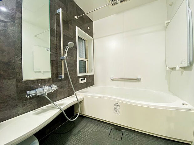 1.25坪タイプのユニットバス（浴室乾燥機付き）足を伸ばしてゆっくりとリラックスできるお風呂です。