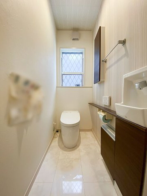 タンクレスタイプのトイレ、手洗いカウンター付き。トイレは1階・2階それぞれ有ります。