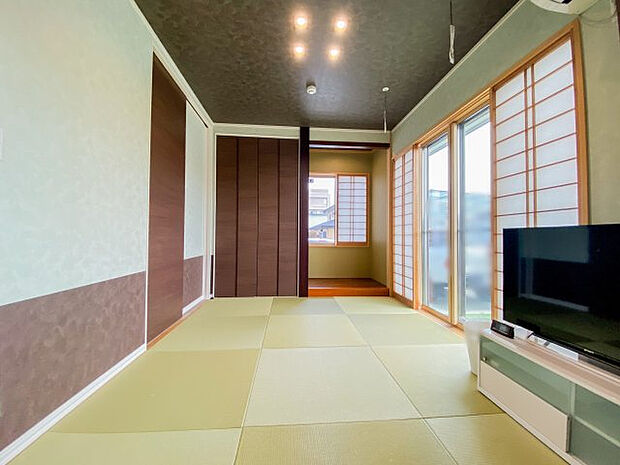 リビングに隣接した和室。琉球畳の和室で、和の心を残しながらモダンな空間です。