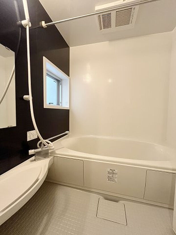 1坪タイプ（幅・奥行き1600mm×1600mm）のユニットバス！明かり取り＆換気に便利な窓付き、浴室乾燥機付きです。