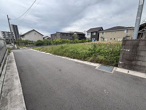 閑静な住宅街で静かで落ち着いた暮らしを♪交通量が少なく、子育てに安心・安全な環境です♪