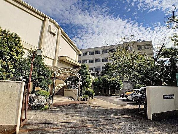 神沢中学校　徒歩約8分　約604ｍ　「造り出そう　自分の未来」として、自己指導能力を育成し、自己実現ができる生徒の育成をめざしています。