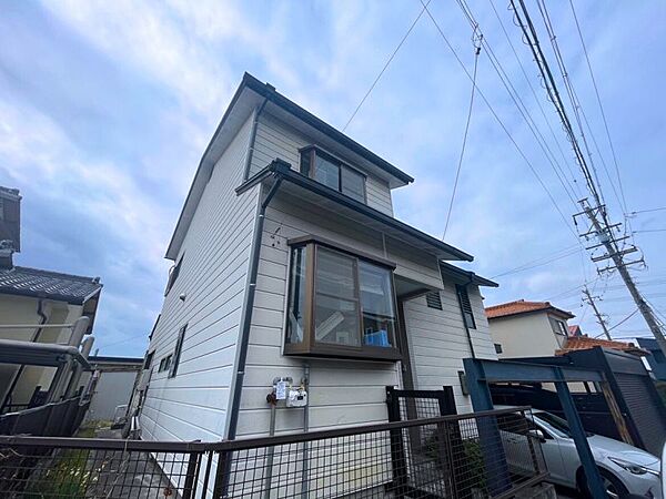 静かな住宅街の一角に立地、落ち着いた佇まいです！