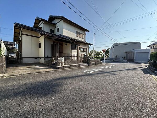 約6ｍの前面道路なので、見通し良好で駐車もしやすいです！