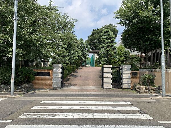 本場中学校　徒歩約23分（約1833ｍ）　教育目標「「仲間とともに」～学び合う・高め合う・認め合う活動を通して」　バス通学可。ジャズ・オーケストラ部など多数部活があります。