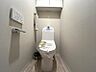 トイレ：収納棚付きのトイレスペース◎トイレットペーパーなど見えない収納が可能です！