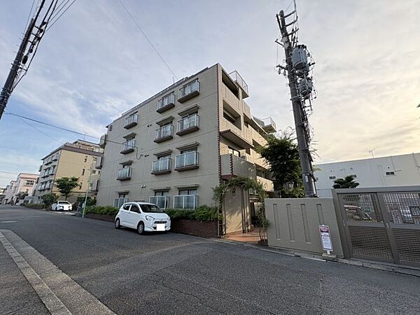 周辺の街並みに馴染む、安心感のある佇まいです♪