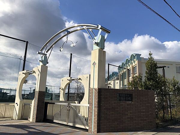 小坂小学校まで　447m　徒歩約6分●教育目標「健康で、何事にも意欲を持って取り組み、豊かな情操と実践力を備えた児童を育成する。人にも環境にも優しい学校です。