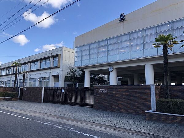 滝ノ水中学校まで　1570m　徒歩約20分●校訓「信頼」を基礎として、心身ともに健康で、自ら考え、行動できる人間を育成する。校訓は信頼。挑戦し学び続ける滝中生