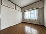 洋室：シンプルな洋室は家具の邪魔をしません。フローリングのお部屋はお掃除もラクチンです◎