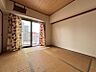 和室：バルコニーに面したお部屋は、明るい光と風が入ります。畳の温かみはフローリングにはない良さです◎