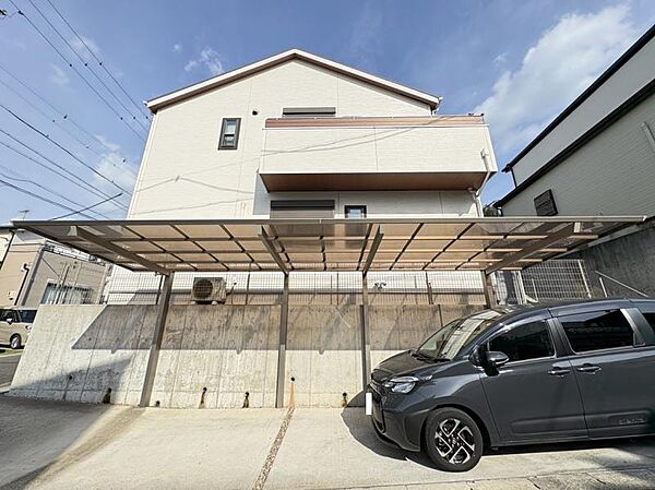 カースペースでは2台駐車可能です◎カーポート付のため雨の日の乗り降りも快適。