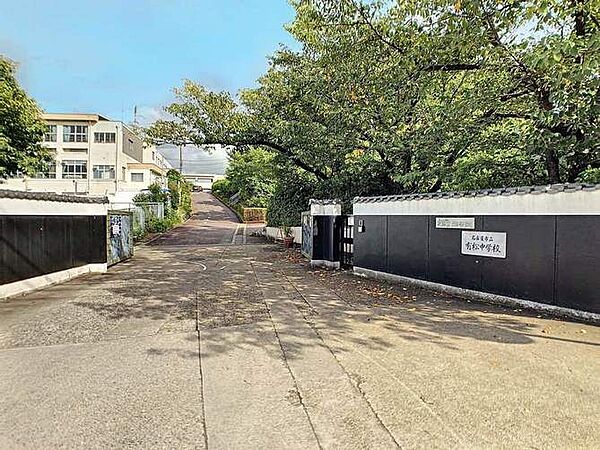 徒歩約19分●目指す生徒像は、自律・協働・創造・尊重の4つの能力(人間力)校訓「自由、責任、親愛、協同、勤勉、努力」