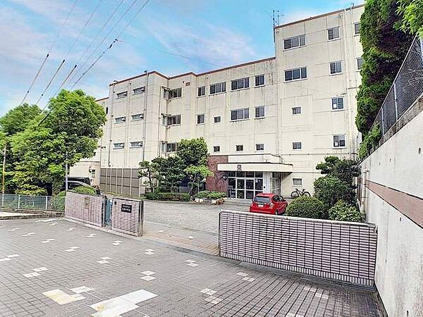 東陵中学校まで徒歩約8分●教育目標「心身ともに健康で調和の取れた人間性豊かな生徒の育成をめざす」基礎学力の定着と自主的な学習態度の育成