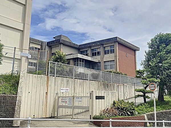 音貝小学校まで　1003m　徒歩約13分●教育目標「笑顔と感謝の言葉があふれる学校」異学年の児童が交流できることを目標とし、児童会活動が盛んです！