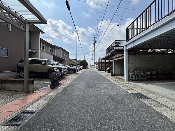 閑静な住宅街にありながら、スーパー、コンビニなど近隣に揃う住環境です◎