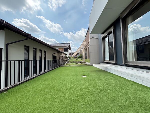 夏はプールやBBQ！ガーデニングも楽しめる広さのお庭です♪