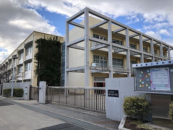 熊の前小学校　徒歩約7分（約498ｍ）●教育目標「知・徳・体の調和がとれ、自らの力を十分発揮し、自信と希望をもって生活を送ることができる児童の育成を目指します。
