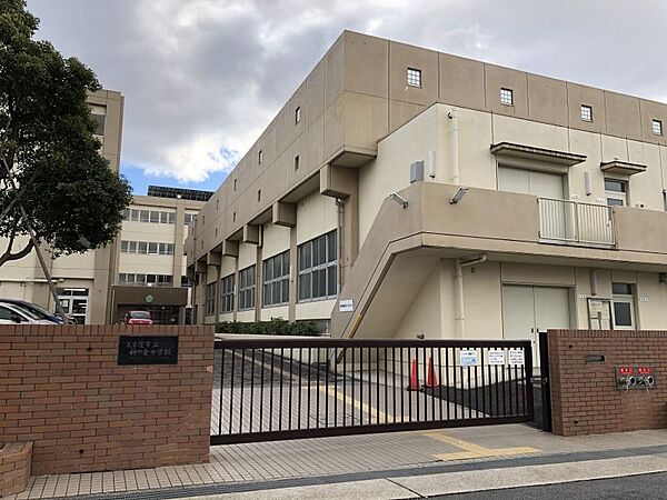 神の倉中学校　徒歩約19分（約1493ｍ）●合言葉は笑顔で登校　笑顔で下校。自ら考え行動できる子が育つ学校を目指しています。 平成16年に開校した学校。