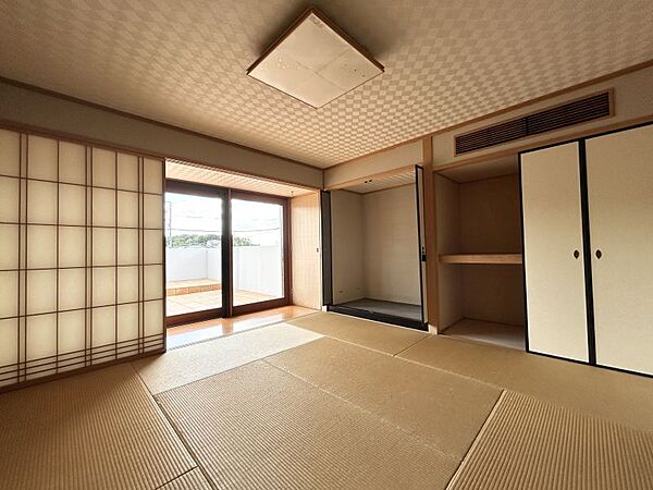 玄関からすぐの和室は、客間として便利です。お昼寝の場としても、い草の香りでリラックスできます。