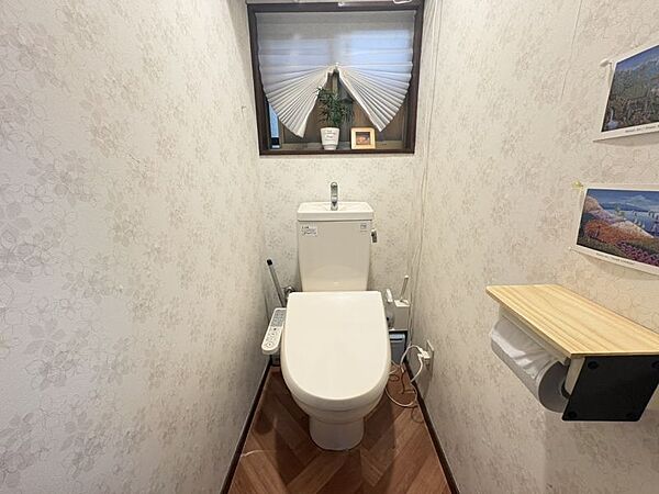 シックで落ち着いた印象のトイレです