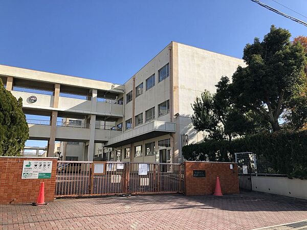 旭出小学校まで　746m　徒歩約10分●教育目標は、本気で学ぶ　正しく生きる　体をきたえるを掲げ、自ら考え、他社と協働し、たくましく生きる児童の育成を目指しています