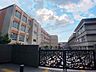 周辺：鳴子小学校まで　541m　徒歩約7分　校訓は、美しい心　強いからだ。地域と結びついた学校作りを目指しています。異学年のペア活動を中心に楽しい遊びを通した心の交流に力を入れています。