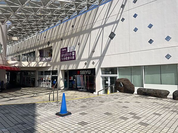 西友鳴海店まで　637m　徒歩約8分　食料品フロアが24時間営業（一部除く）のスーパーです。大型駐車場完備で深夜や早朝の買い物にも便利です。