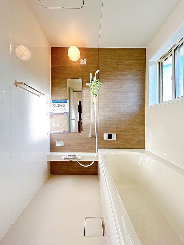 【リフォーム済】浴室はHousetec製の新品のユニットバスに交換しました。足を伸ばせる1坪サイズの広々とした浴槽で、1日の疲れをゆっくり癒すことができますよ。