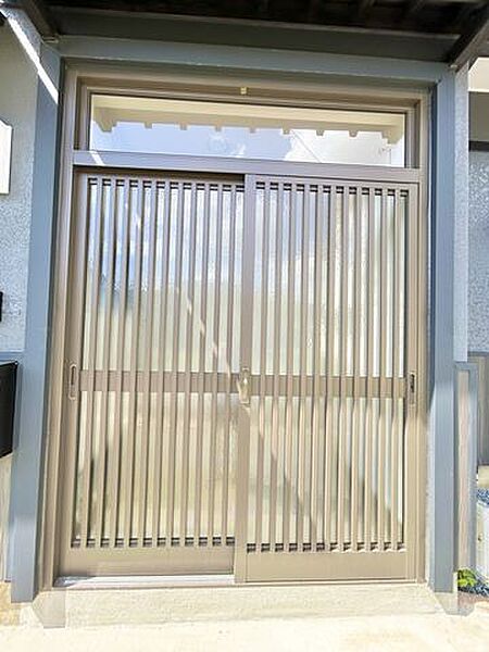 【リフォーム済】玄関戸は新品に交換を行いました。玄関は住宅の顔なのでグッと引き締まった印象に生まれ変わりました。