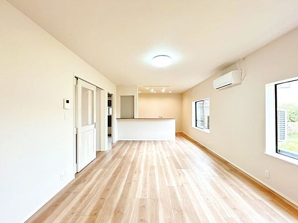 【リフォーム済】約18帖のLDKを造りました。一般的な16帖のLDKより広いので、大きなテーブルやソファを並べても余裕です。
