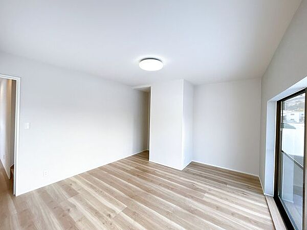【リフォーム済】1階東側の和室は間取変更を行い約9帖の洋室へ生まれ変わりました。主寝室としてもおすすめです。
