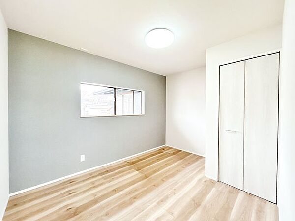 【リフォーム済】2階中央約5.5帖の洋室です。間取変更を行い、お部屋を拡張して、壁天井をクロスで仕上げて床は新しくフローリングを貼りました。0.5帖分のクローゼットを新設しました。