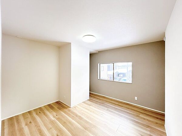 【リフォーム済】2階約13.5帖の洋室です。和室から洋室に間取変更を行いました。13.5帖と大きく収納も充実しており主寝室としておすすめです。ウォークインクローゼットにつながっています。