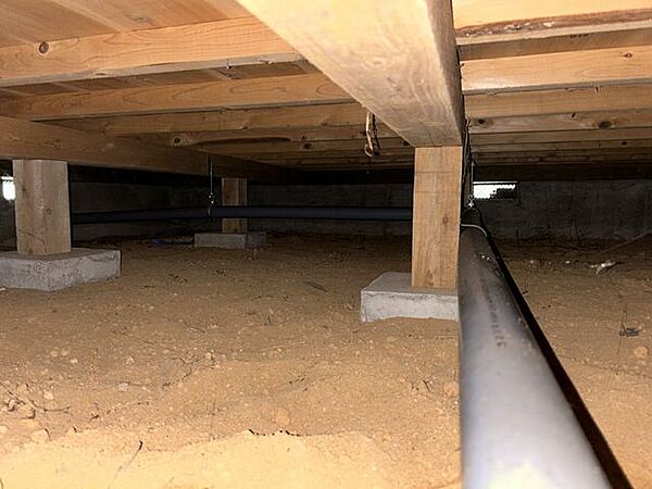中古住宅の3大リスクである、雨漏り、主要構造部分の欠陥や腐食、給排水管の漏水や故障を2年間保証します。その前提で床下まで確認の上でリフォームし、シロアリの被害調査と防除工事もおこないます。