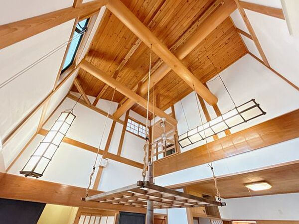 【リフォーム済】リビングは囲炉裏や間接照明があり、ほっとする空間です。