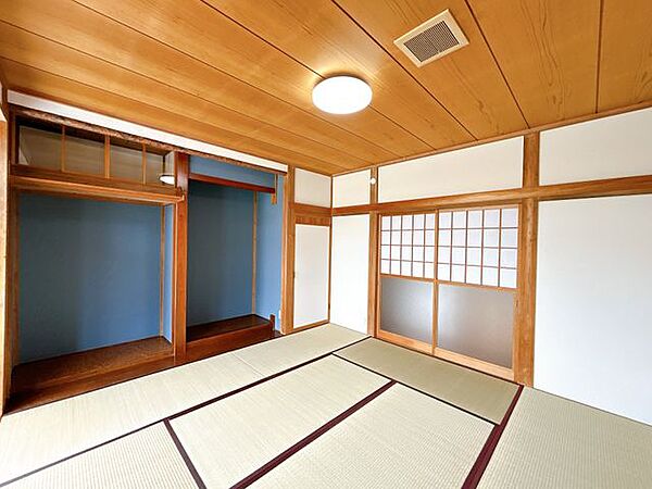 【リフォーム中】1階和室8帖です。床材を貼り、洋室に改装していきます。壁紙の張替えを行いました。床の間にはアクセントクロスを入れました。