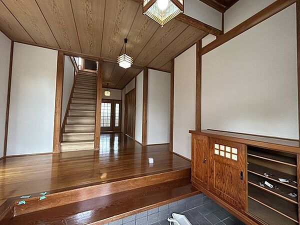 【リフォーム済】玄関内部です。壁紙の張替えを行いました。