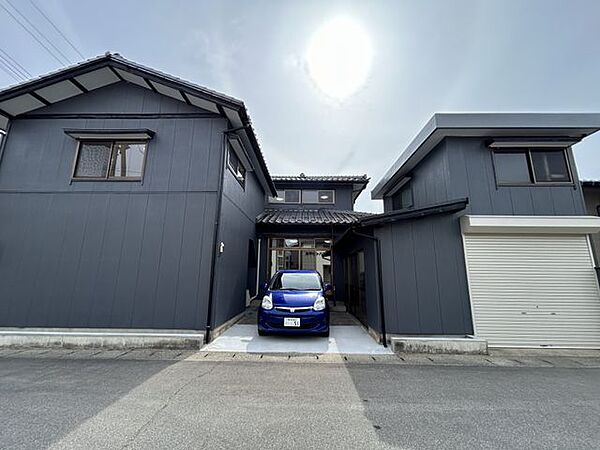 【リフォーム済】外観別アングルです。駐車場は4台分です。