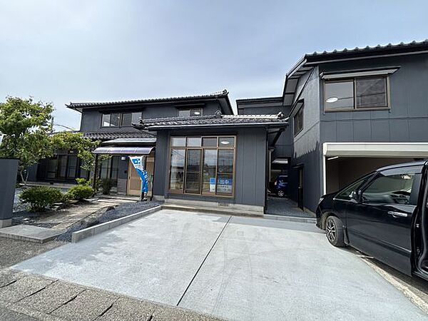 【リフォーム済】駐車場の拡張及び塀の塗装を行いました。しっかりとした造りの和風住宅です。