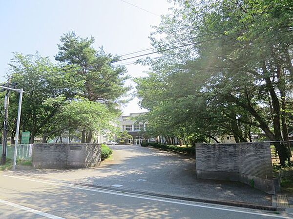【中学校】岩船中学校まで約1100ｍ（徒歩約14分）です。学校が近いと朝もゆっくりでき、お母さんも安心ですね。