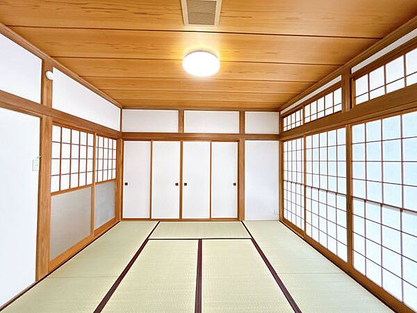 【リフォーム済】1階和室8帖別アングルです。壁紙の張替えと畳表替えを行いました収納スペースのある和室です。