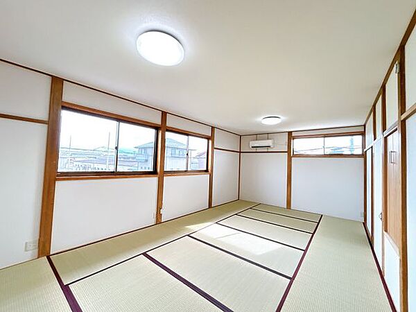 【リフォーム中】2階和室14帖別アングルです。床材を貼り、洋室に改装していきます。