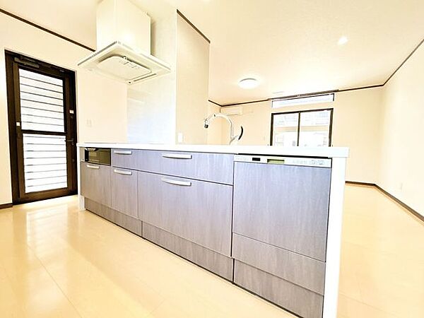 【リフォーム済】カウンターキッチンです。クリーニングを行いました。追加でシート張りを行います。暮らしに便利な食洗器付きです。