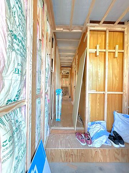【リフォーム中】玄関です。床は重ね張り、天井、床クロス張替えをおこないます。