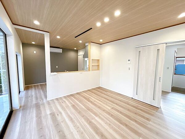 【リフォーム中】リビングです。床フローリング張り、天井、壁クロス張替え、LED照明交換をおこないます。