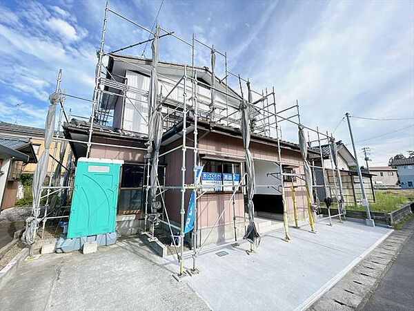【リフォーム中】外観。外壁塗装、一部外壁上張り、屋根塗装をおこないます。