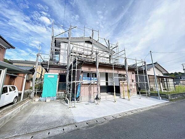 【リフォーム中】駐車場。基礎をカットし玄関アプローチを解体し横付け駐車場に変更いたします。