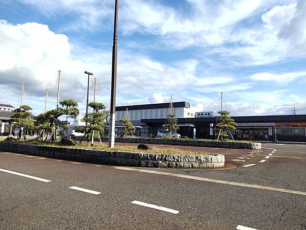 JR新発田駅 【周辺施設】新発田駅まで約2.2ｋｍ（車約6分）です。車で約10分以内の距離なので、送り向かえをしてあげることもできますね。 2200m