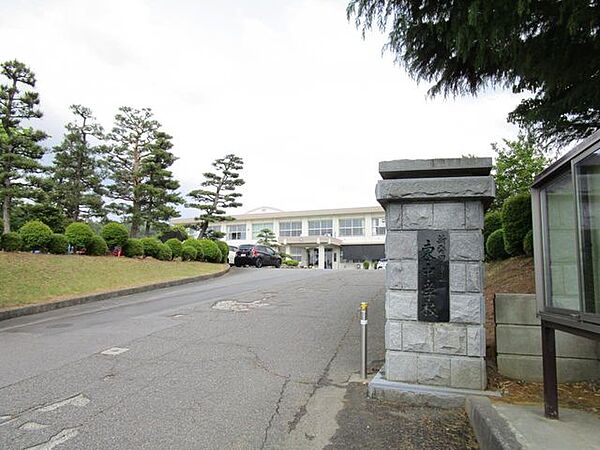 【中学校】新発田市立東中学校まで約1000ｍ（徒歩約13分）です。学校が近いと朝もゆっくりでき、お母さんも安心ですね。